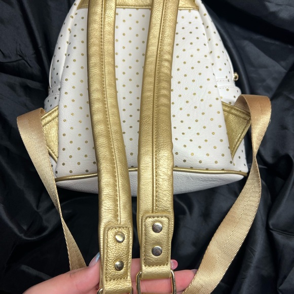 It’s a small world Disney lounge fly - Picture 7 of 8